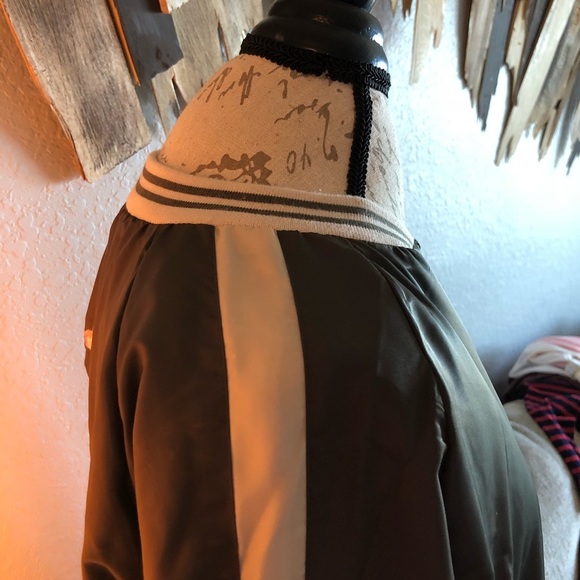 4[Forever21] Olive bomber satin bird embroidered - Picture 4 of 8